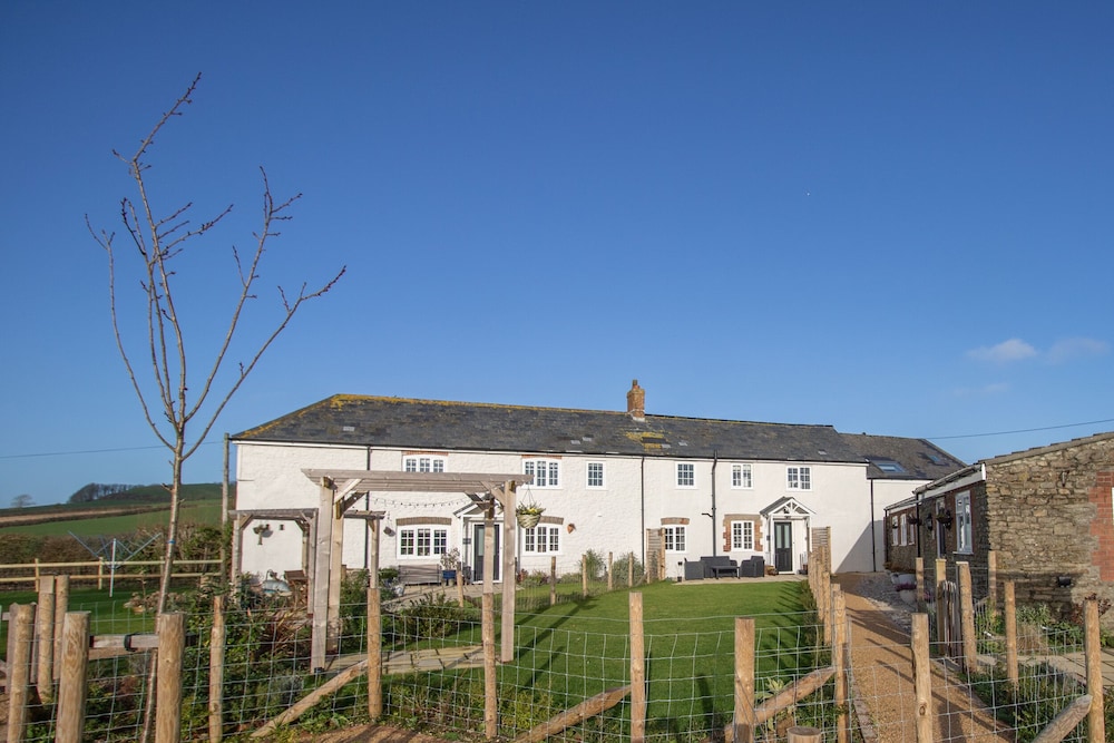 Willowbrook Cottage — 4-Star Luxury Hotel in Bridport, United Kingdom