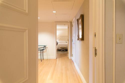 Central Park South Deluxe Studio - photo 17