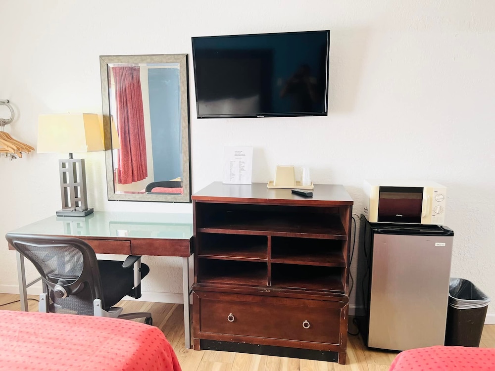 Super 8 by Wyndham Fort Scott - photo 3