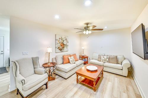 Patio And Workspace Peaceful Riverside Retreat 21427609 — Riverside