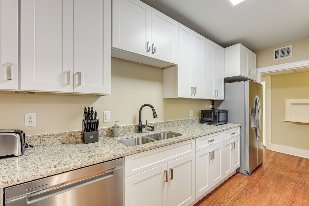 1 Mi to San Antonio Zoo Olmos Park Apt — 4-Star Luxury Hotel in San Antonio, United States