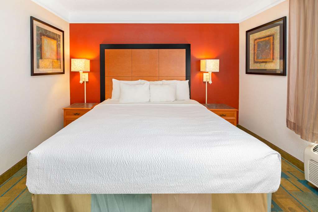 La Quinta Inn & Suites by Wyndham USF - photo 37
