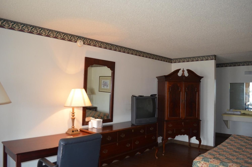 Granbury Inn & Suites - photo 9