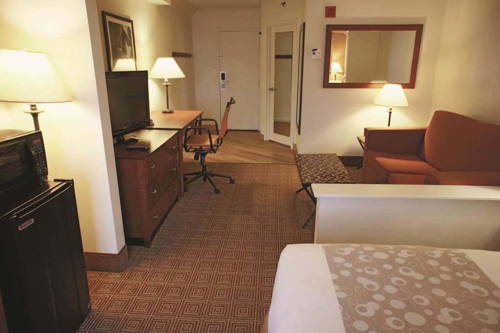 La Quinta Inn & Suites by Wyndham Stamford New York City - photo 28