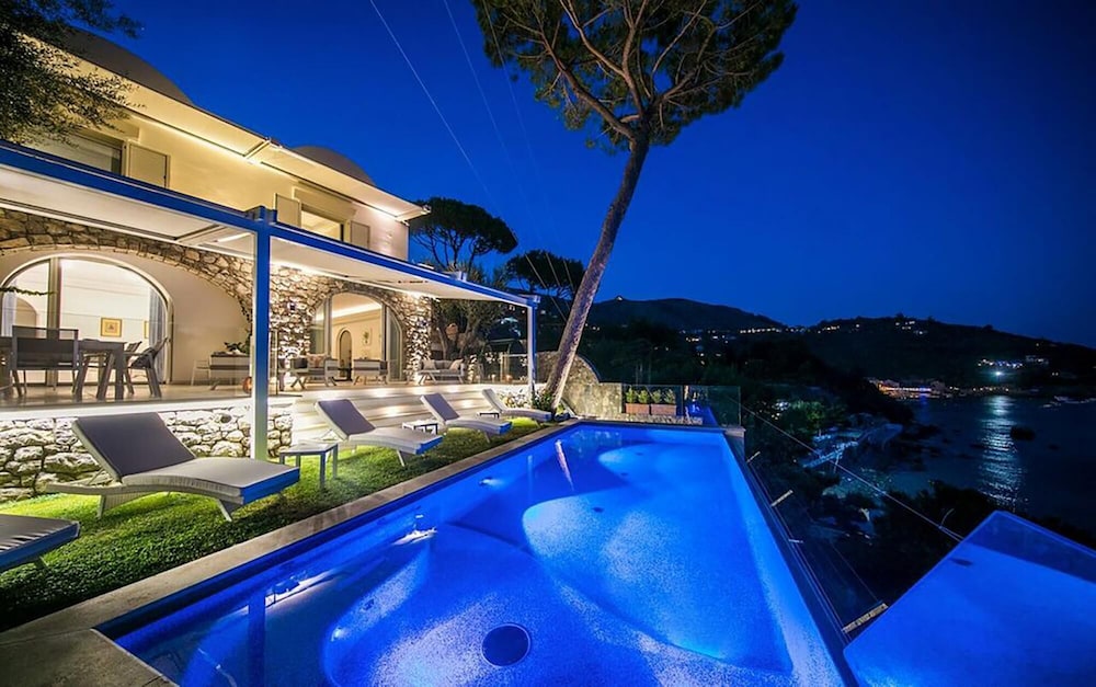 Luxury Villa Ibiscus 1 With Infinity Private Pool Sea View Over the Sea Parking Breakfast Massa Lubrense — 4-Star Luxury Hotel in Massa Lubrense, Italy