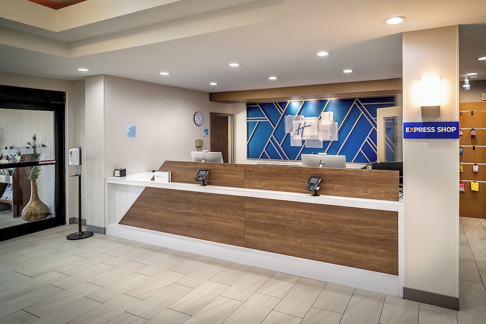 Holiday Inn Express and Suites Fairmont by IHG - photo 63
