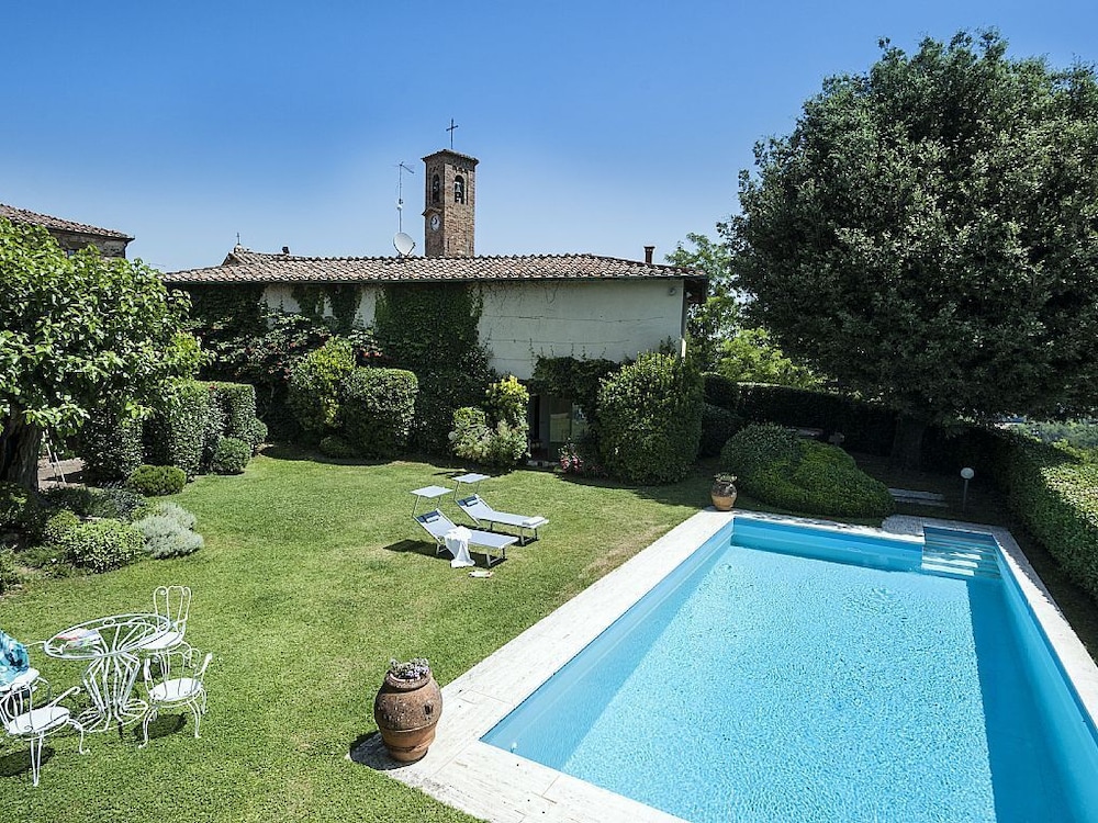 Villa Montalcinello — 4-Star Luxury Hotel in Chiusdino, Italy
