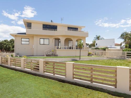 Sand Castles Mount Maunganui Holiday Home — 4-Star Luxury Hotel in Tauranga, New Zealand