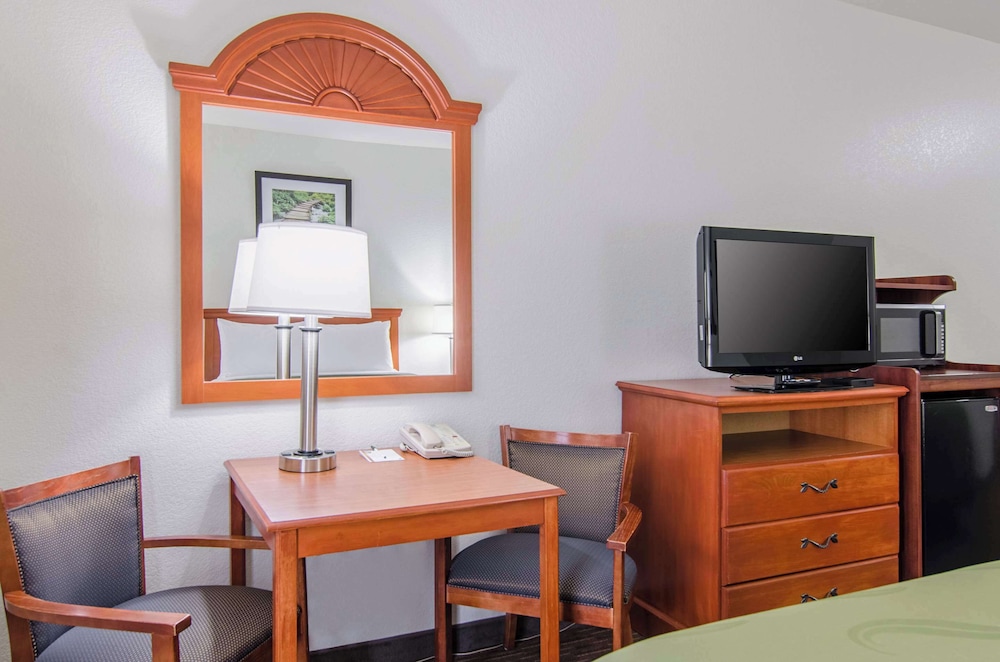 Quality Inn Junction City Near Fort Riley - photo 28