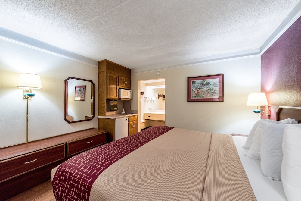 Red Roof Inn & Suites Clinton TN - photo 14