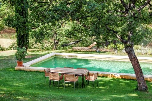Villa élégante avec piscine privée à Ansouis vues montagne — 4-Star Luxury Hotel in Ansouis, France