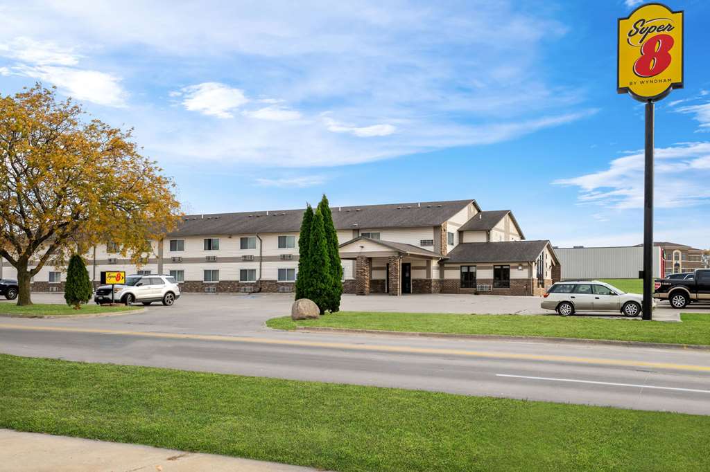 Super 8 by Wyndham Waverly - featured photo