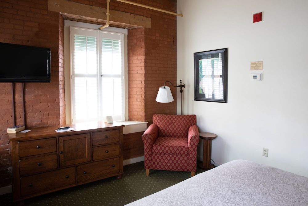 The Common Man Inn & Restaurant - photo 16