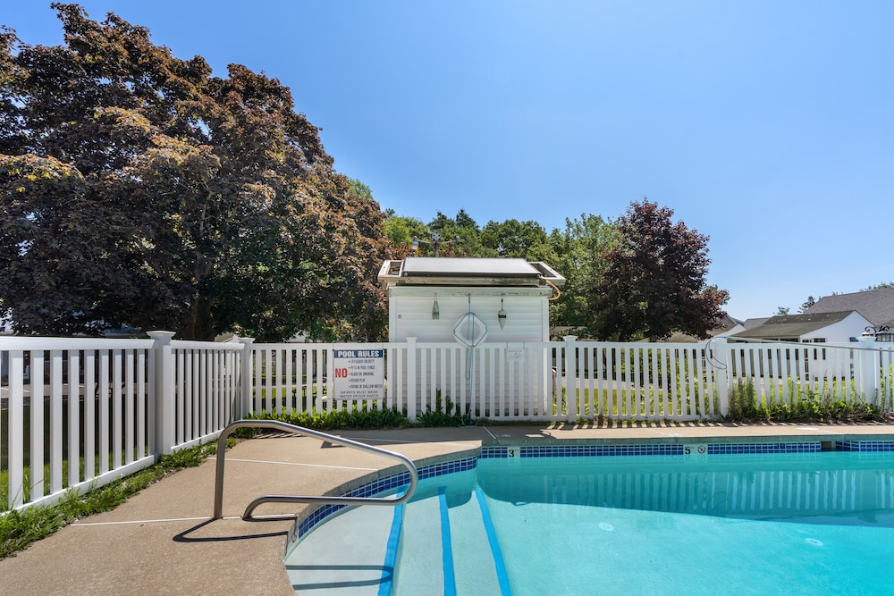 The Beaches Motel & Cottages - photo 47