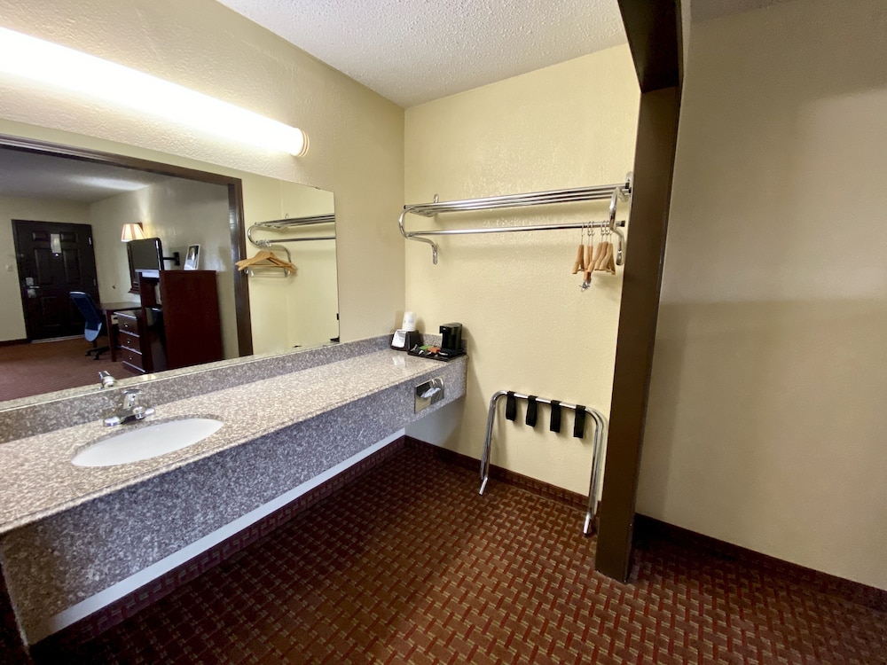Super 8 by Wyndham Shawnee - photo 27