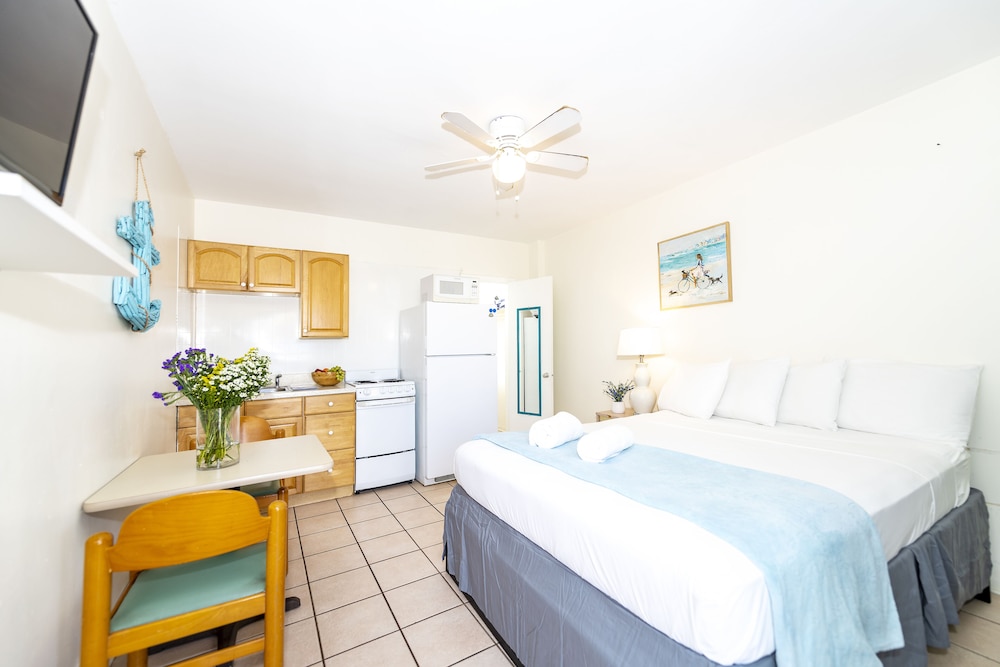 Tropic Isle Hotel and Apartment - photo 15