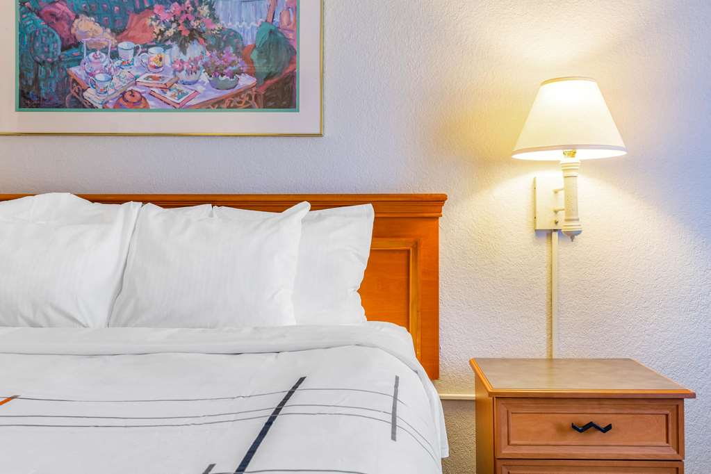 Days Inn by Wyndham Del Rio - photo 21