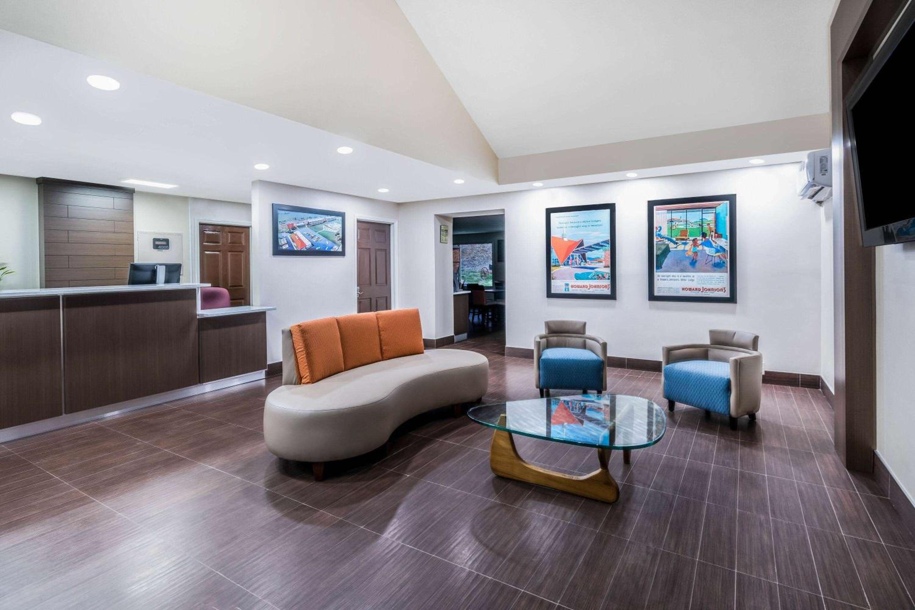 Howard Johnson by Wyndham Dalton - photo 16