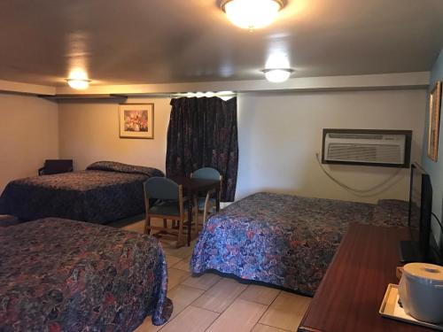 Hwy Express Inn & Suites - photo 10
