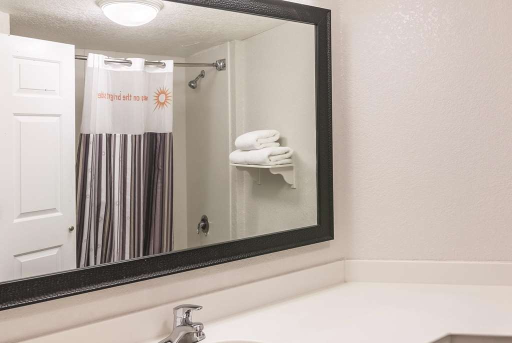 La Quinta Inn & Suites by Wyndham Orlando Airport - photo 54