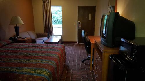 Scottish Inn Knoxville - photo 8