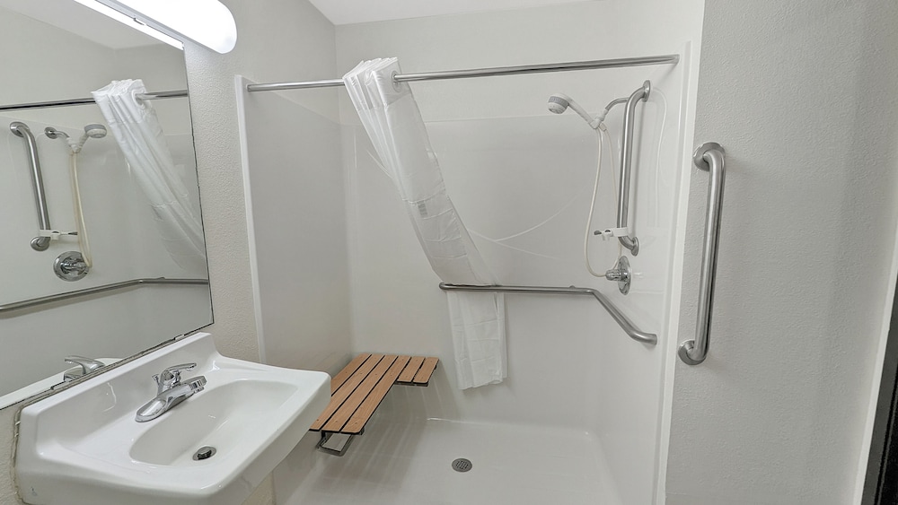 Estherville Hotel & Suites - photo 55