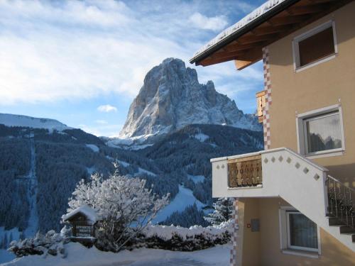 Apartments Etruska — 4-Star Luxury Hotel in Santa Cristina Valgardena, Italy