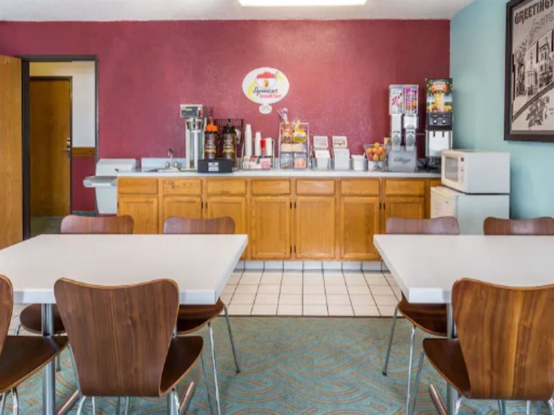 Super 8 by Wyndham Bourbonnais Kankakee Area - photo 8
