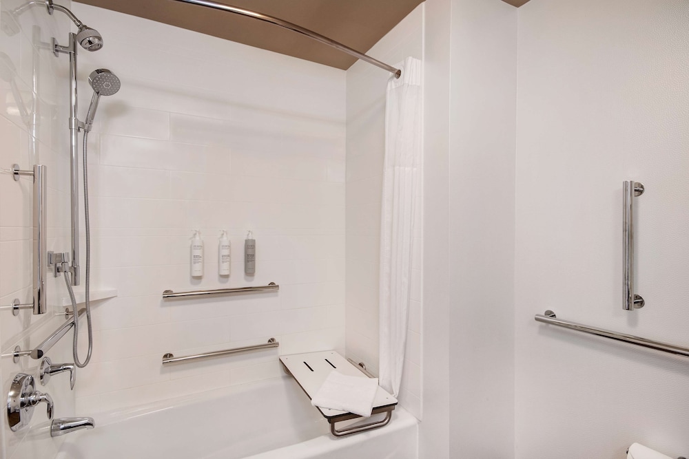 Hampton Inn Livonia Detroit - photo 16