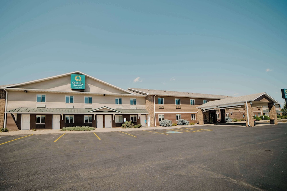 Quality Inn & Suites Watertown near Prairie Lakes Ice Arena - carbon neutral hotel in Watertown