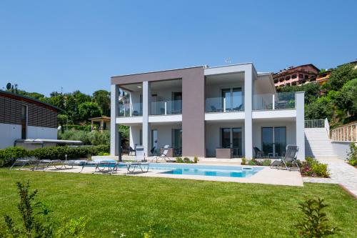 Villa Rubino — 4-Star Luxury Hotel in Padenghe Sul Garda, Italy