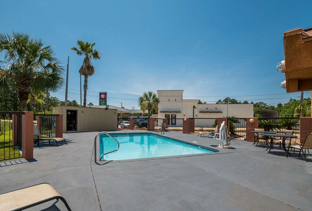 Econo Lodge Inn & Suites Diamondhead - photo 23