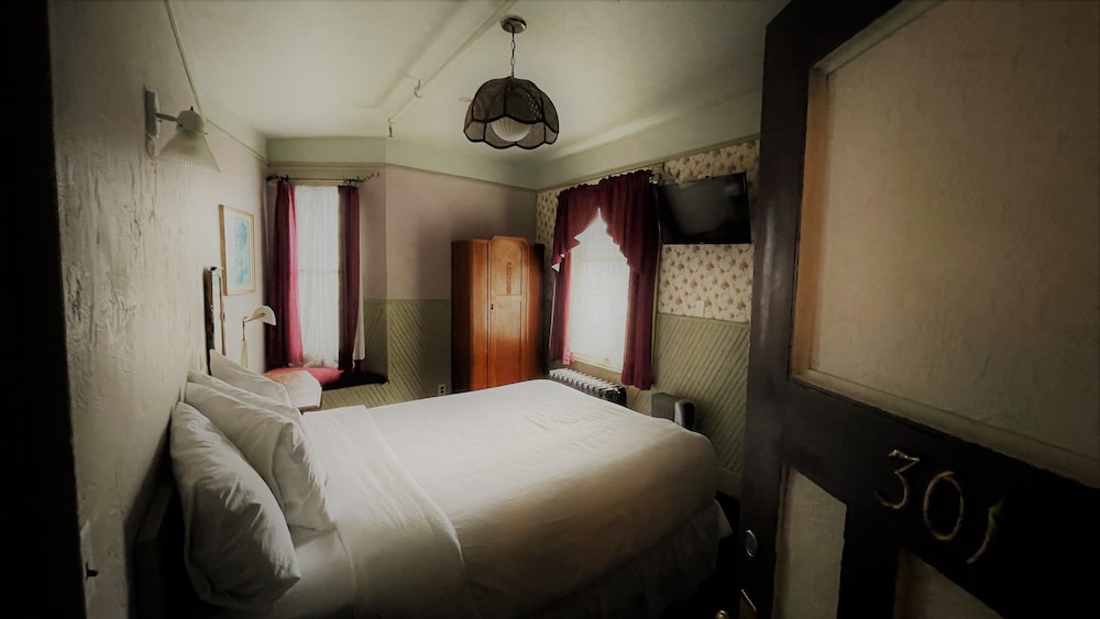 Alaskan Hotel and Bar - photo 25