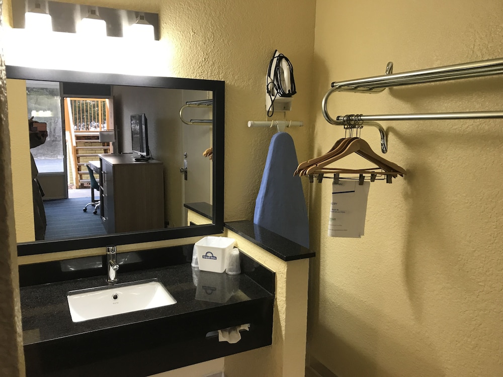 Days Inn by Wyndham Salem - photo 25