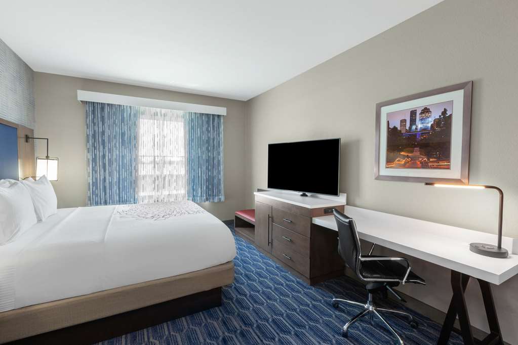 La Quinta Inn & Suites by Wyndham Houston Channelview - photo 30