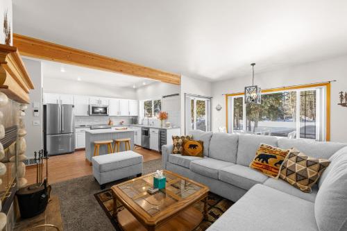 Birdie Glen Retreat Golf course getaway with hot tub and office in Mccall, United States