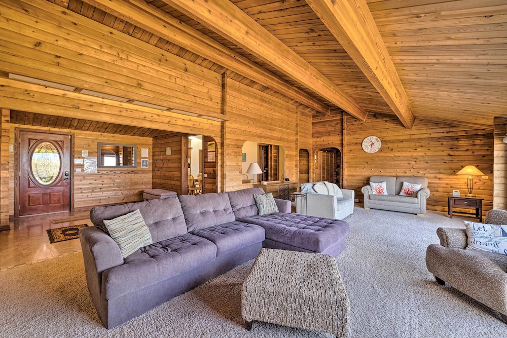 Coastal Oregon Retreat w Grill: 11 Mi to Astoria in Warrenton, United States