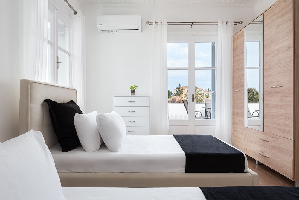 Old Port Spetses Mansion — Spetses — photo 3