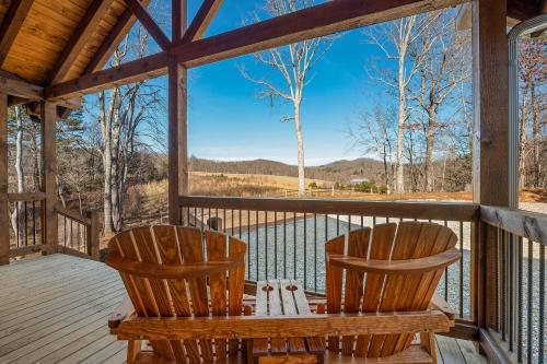 The Peaceful Meadow Cabin Nature Views Hot Tub Fire Pit Gas Fire Table Cornhole Privacy Morganton GA — 4-Star Luxury Hotel in Blue Ridge, United States