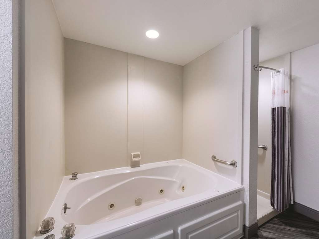 La Quinta Inn & Suites by Wyndham San Antonio Downtown - photo 33