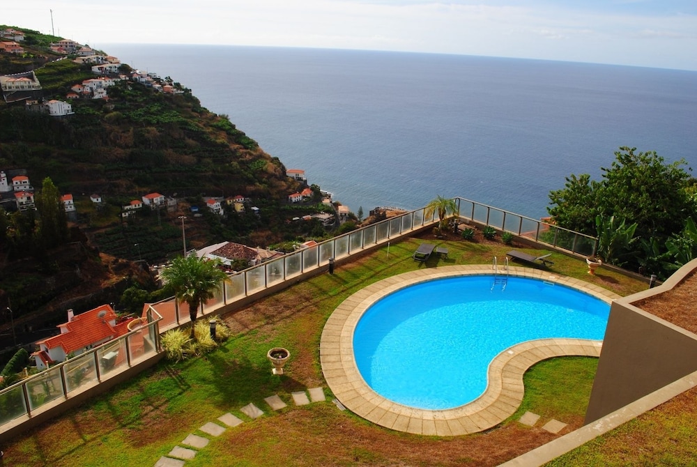 Plaza Bay Luxury Apartment with Swimming Pool — 4-Star Luxury Hotel in Estreito Da Calheta, Portugal