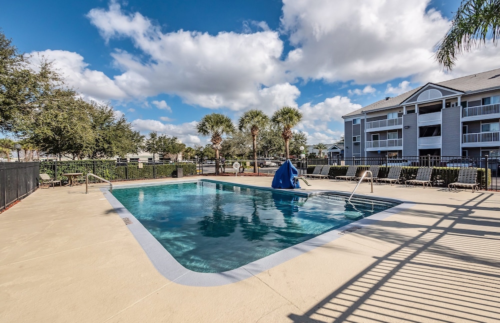 HomeTowne Studios by Red Roof Orlando South - photo 22