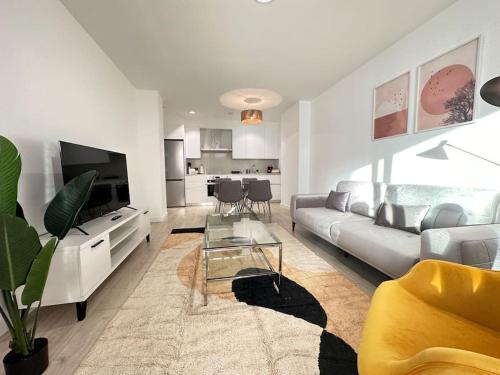 Jacinto Benavente 15 3l Con Parking Gratis by Ybh in Vigo, Spain