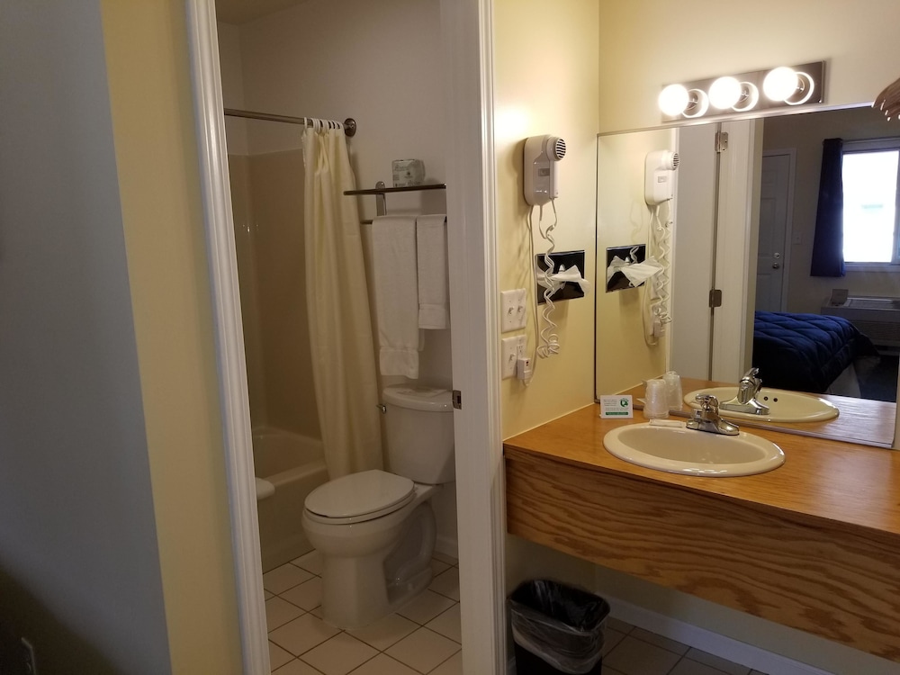 Captain's Quarters Motel - photo 35