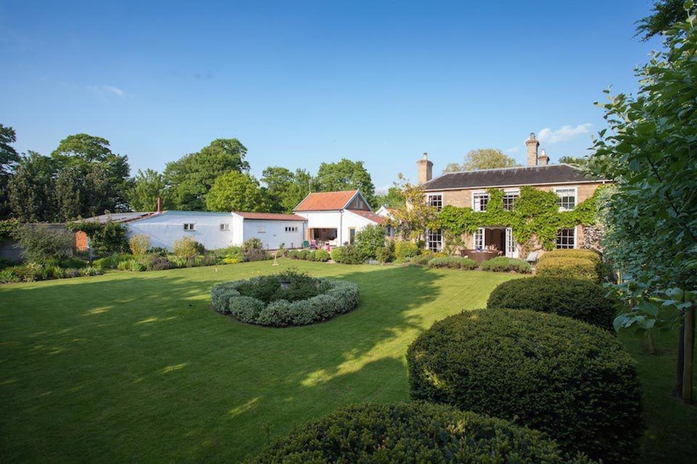 Vicarage House & Pool House — 5-Star Luxury Hotel in Thetford, United Kingdom