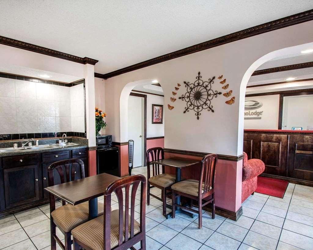 Econo Lodge Andalusia - photo 34