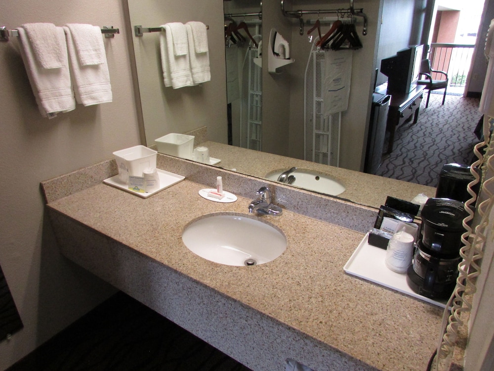 Days Inn & Suites by Wyndham Fort Valley - photo 9