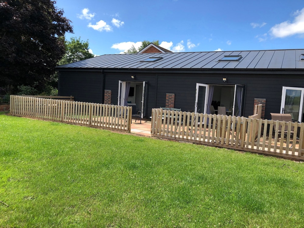 2 Barn Cottages - carbon neutral hotel in Whitchurch