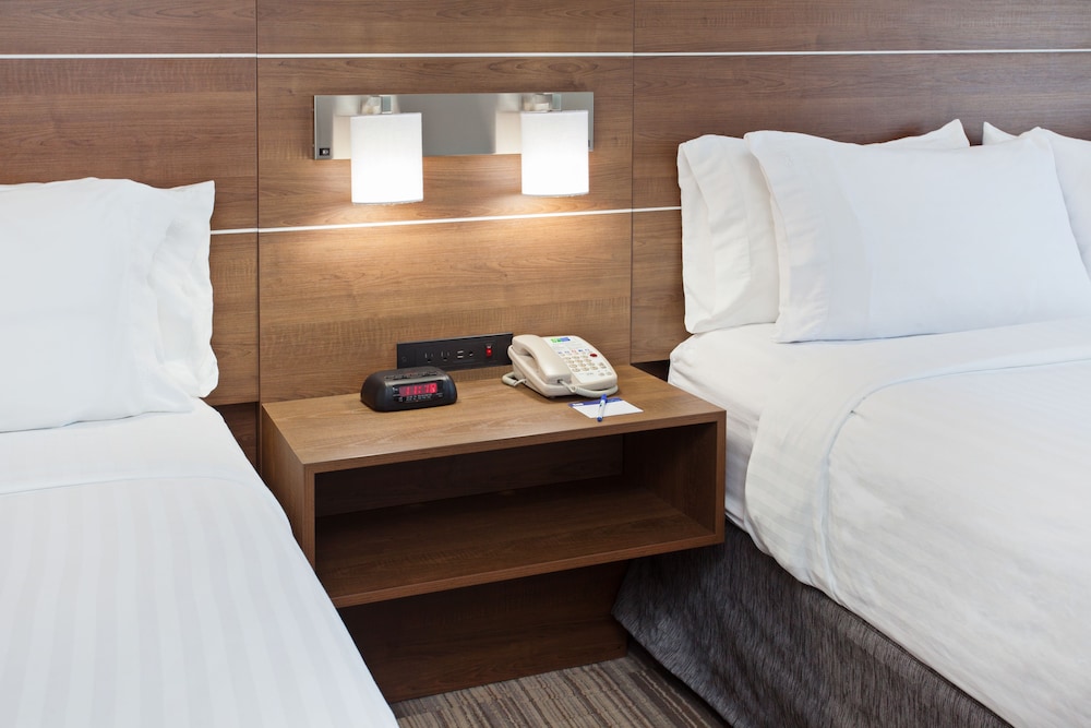 Holiday Inn Express & Suites Corona by IHG - photo 4