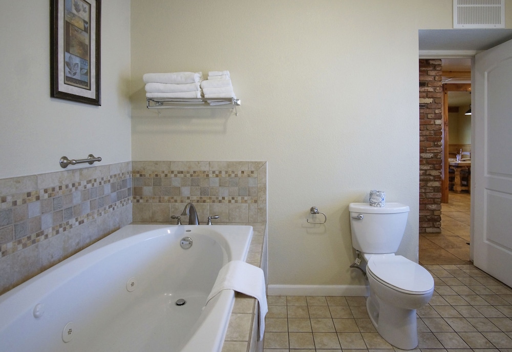 Charm Motel & Suites - photo 56